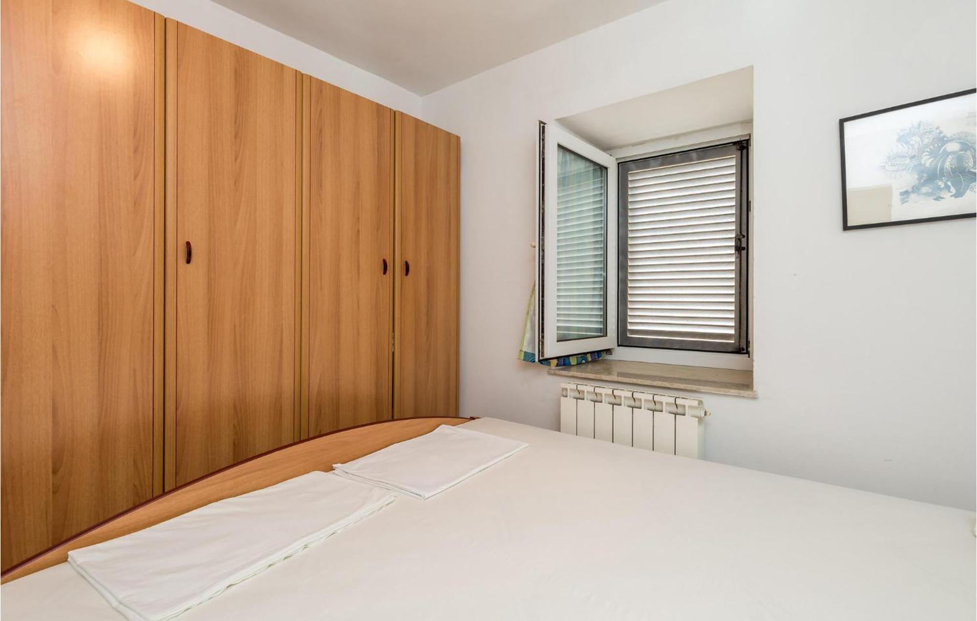 Lovely Apartment In Veli Losinj With Kitchen Eksteriør billede