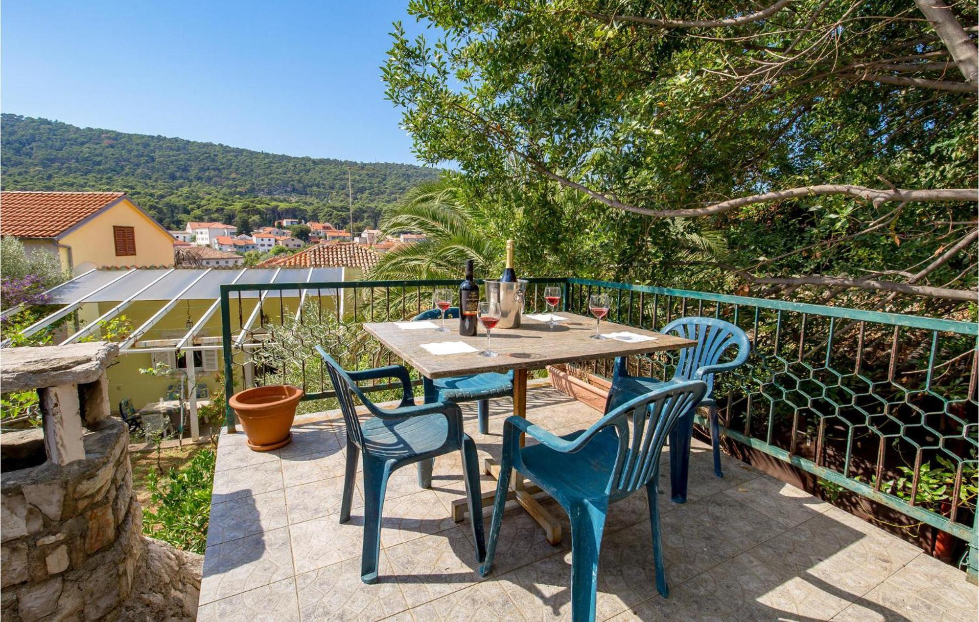 Lovely Apartment In Veli Losinj With Kitchen Eksteriør billede