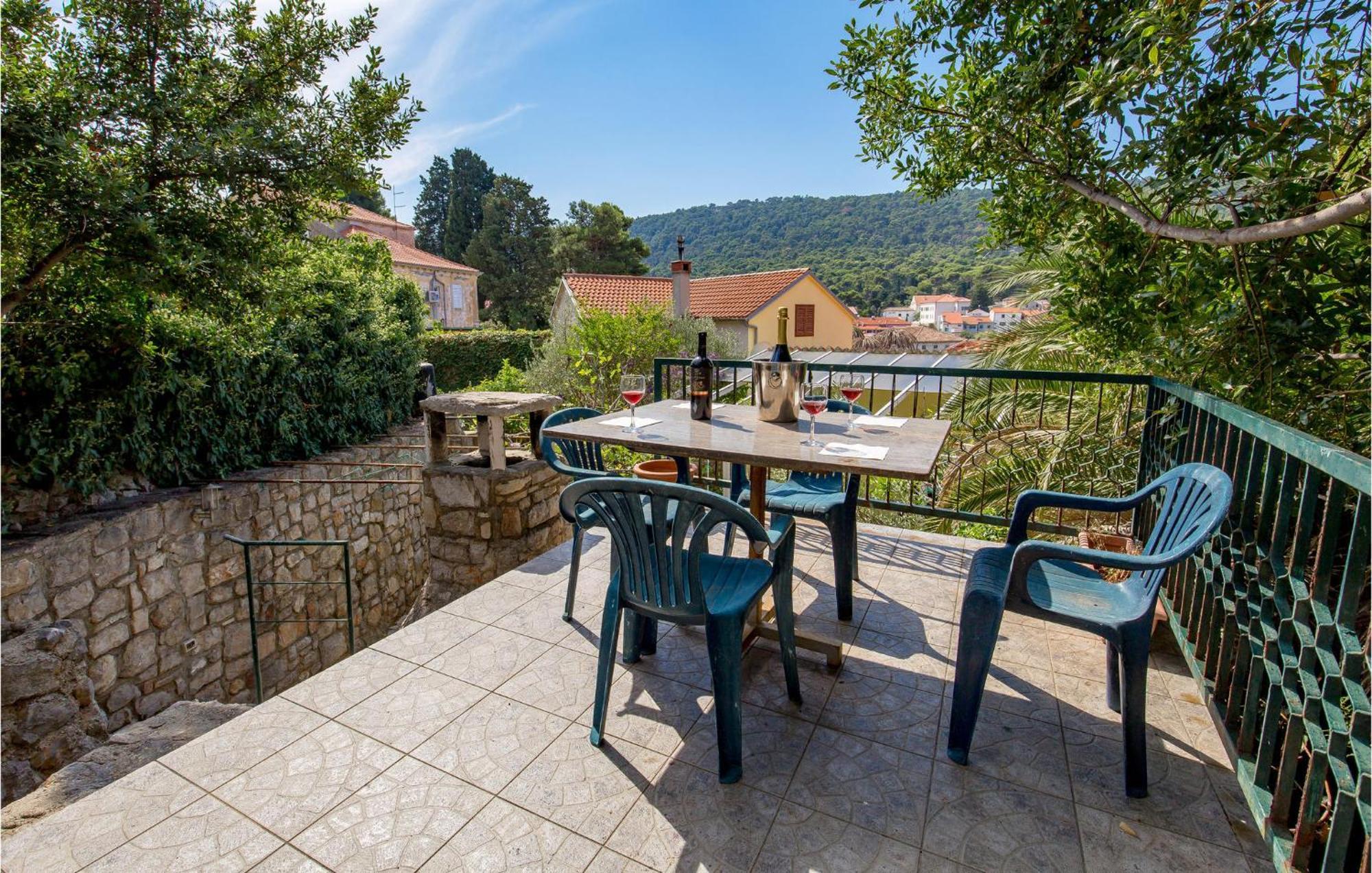Lovely Apartment In Veli Losinj With Kitchen Eksteriør billede