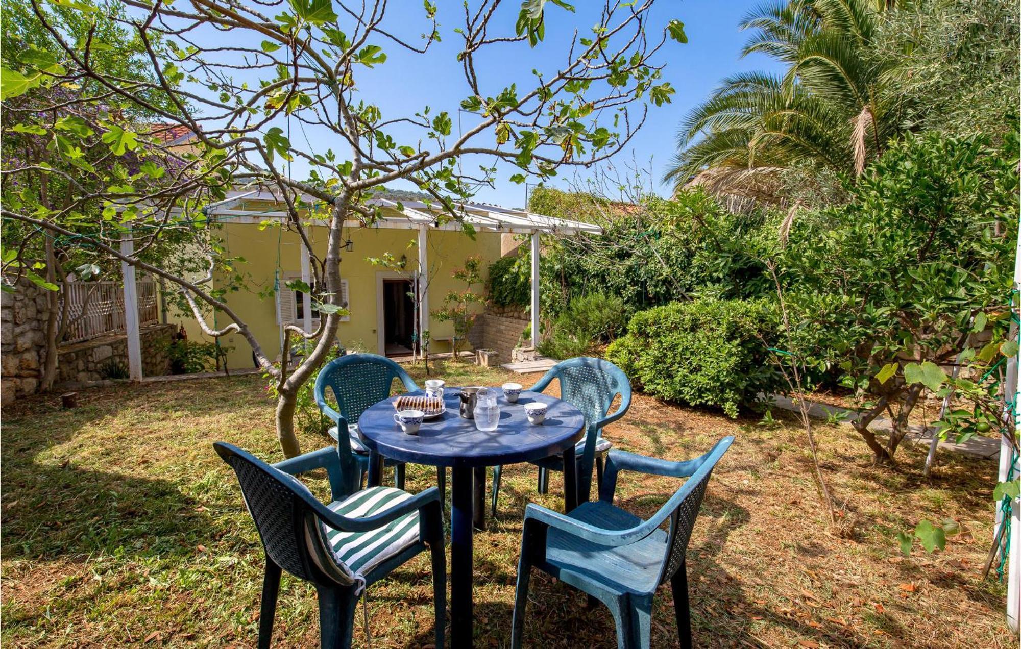Lovely Apartment In Veli Losinj With Kitchen Eksteriør billede
