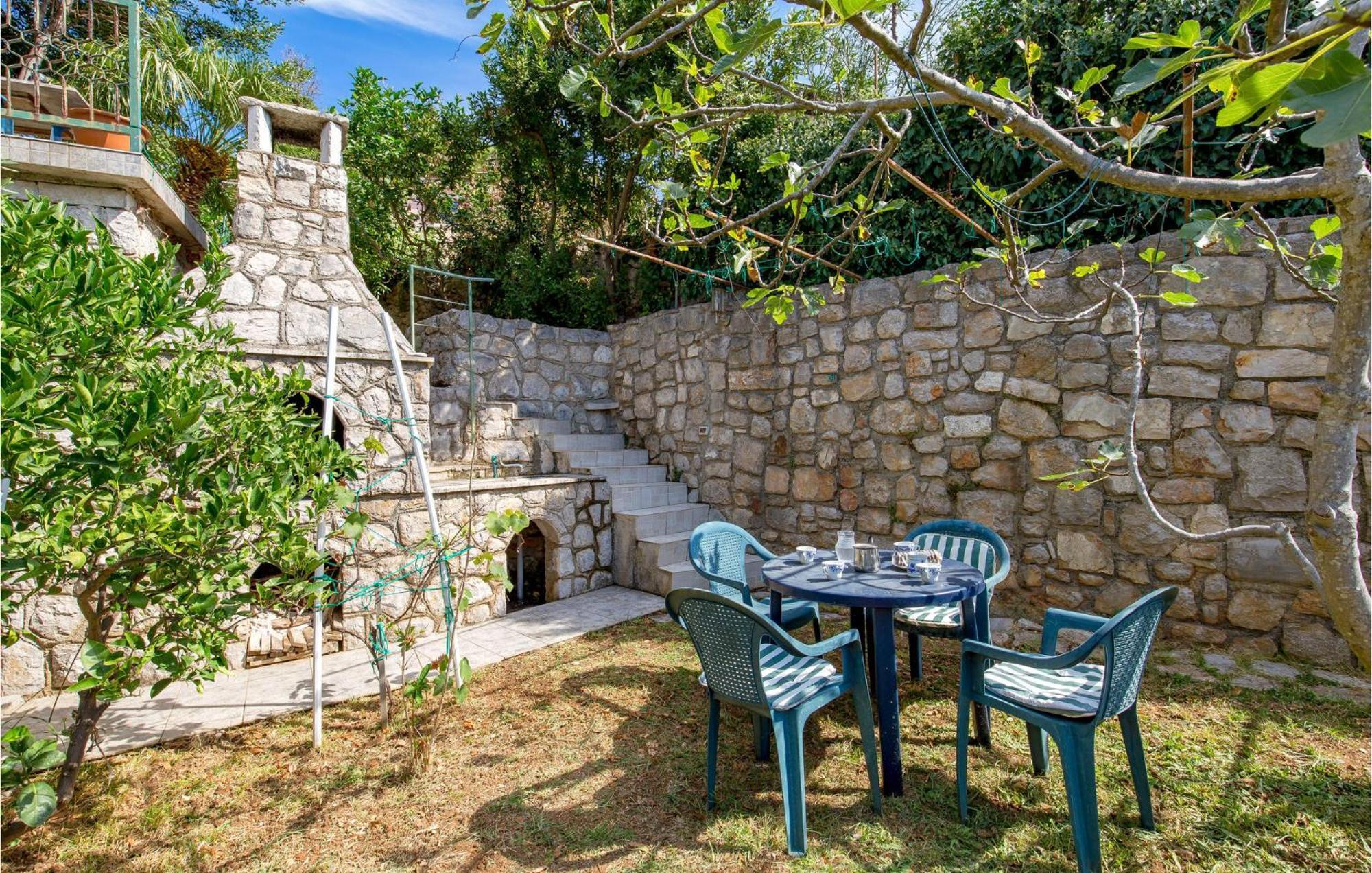 Lovely Apartment In Veli Losinj With Kitchen Eksteriør billede